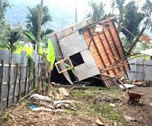 Angin Kencang dan Puting Beliung Sebabkan Rumah dan Pohon Besar Tumbang di Solok Selatan