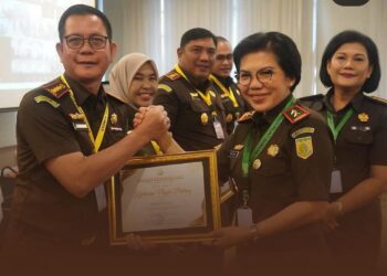 Kejari Padang Terima Penghargaan Terbaik Bidang Pidum