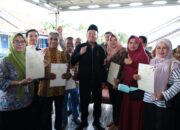 Serahkan Sertifikat Elektronik ke Rumah Warga Manggar Kota Balikpapan, Menteri Nusron Pastikan Tidak ada Hambatan pada PTSL