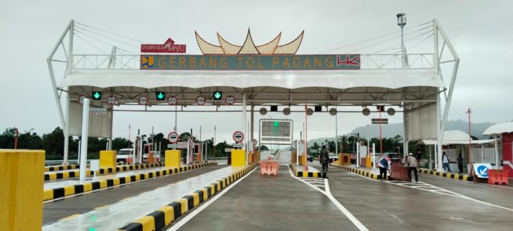 Gerbang Tol Padang-Sicincin yang sudah mulai beroperasi. ALDI