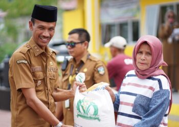 Wabup Solsel Salurkan Bantuan Pangan kepada 1 458 KPM di Pauh Duo