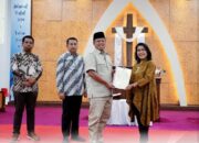 Menteri Nusron Serahkan Sertifikat untuk Gereja yang Berdiri Sejak 1968