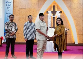 Menteri Nusron Serahkan Sertifikat untuk Gereja yang Berdiri Sejak 1968