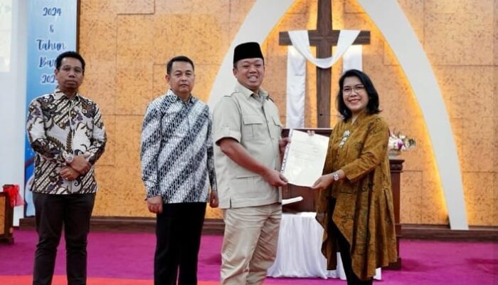Menteri Nusron Serahkan Sertifikat untuk Gereja yang Berdiri Sejak 1968