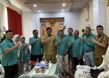 Bupati Sutan Riska Tuanku Kerajaan bersama Anggota PWI Dharmasraya. (Maryadi)