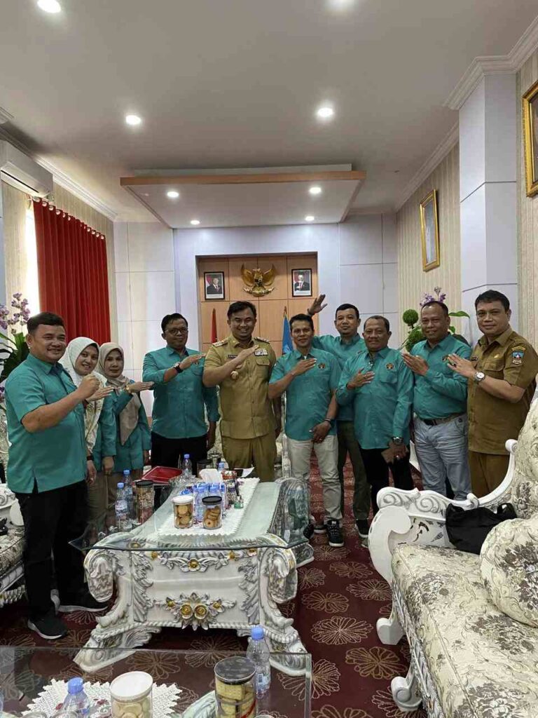 Bupati Sutan Riska Tuanku Kerajaan bersama Anggota PWI Dharmasraya. (Maryadi)