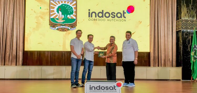 Director & Chief Human Resources Officer Indosat Ooredoo Hutchison, Irsyad Sahroni, didampingi EVP Head of Circle Sumatra Indosat Ooredoo Hutchison, Agus Sulistio, dan Head of Marketing, Andre, berfoto bersama dengan Wakil Rektor IV Universitas Andalas, Dr. Henmaidi, S.T., M.Eng.Sc., Senin (9/12). IST