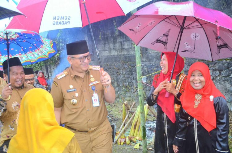 Pj Wali Kota Padang Andree Algamar saat memantau para peserta malamang. Ipat