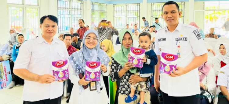 T Semen Padang melalui program Corporate Social Responsibility (CSR) menyerahkan Pemberian Makanan Tambahan (PMT) berupa susu kepada keluarga balita berisiko stunting