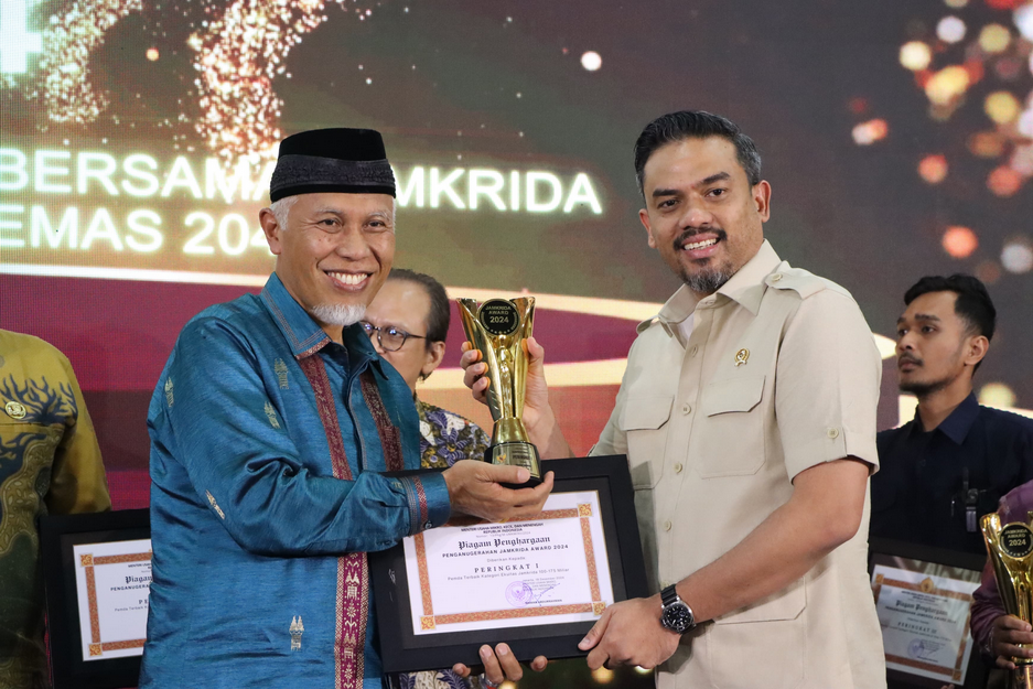 Pemerintah Provinsi Sumatera Barat, menerima penghargaan peringkat I kategori pemerintah daerah dari Kementerian UMKM