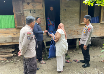 Polsek Gunung Tuleh Resor Pasaman Barat menggelar kegiatan Jumat curhat dan Jumat barokah sebagai wujud kepedulian antar sesama