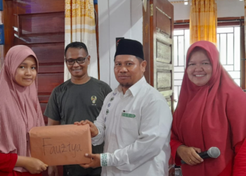 Desa Cubadak Mentawai memberikan reward kepada delapan orang siswa berprestasi yang berasal dari tiga dusun