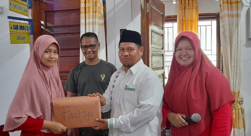 Desa Cubadak Mentawai memberikan reward kepada delapan orang siswa berprestasi yang berasal dari tiga dusun