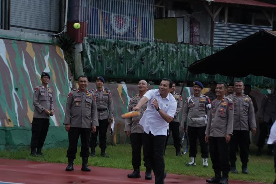 Pj Wako Padang Panjang Sonny mencoba bermain tennis di Lapangan Tennis Gumarang Brimob Padang Panjang. IST Kominfo