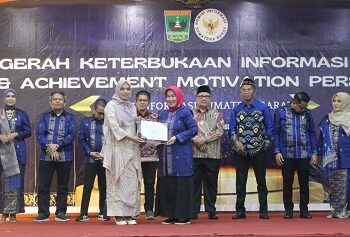 Bawaslu Solsel, mendapatkan penghargaan pada malam penganugrahan oleh Komisi Informasi (KI) Sumatera Barat