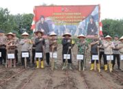 Kapolres Pasbar Dukung Program Penanaman Benih Jagung Dansat Brimob Polda
