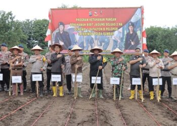 Kapolres Pasbar AKBP Agung Tribawanto, mendukung program penanaman benih jagung di lahan pertanian seluas dua hektar oleh Dansat Brimob Polda