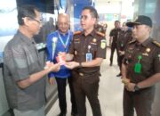 Peringati Hakordia, Kejari Padang Bagikan Stiker Anti Korupsi