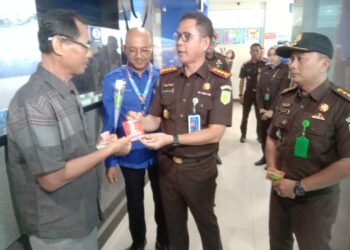 Peringati Hakordia, Kejari Padang Bagikan Stiker Anti Korupsi