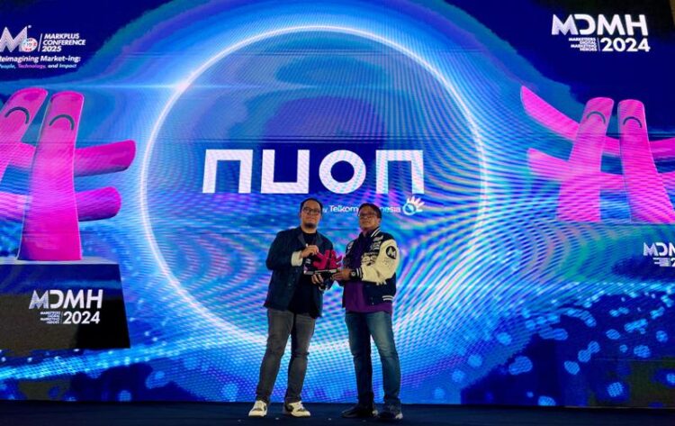 VP Corporate Strategy and Innovation Nuon Daulad Ibnu Khalid (kiri) saat menerima penghargaan Marketeers Digital Marketing Heroes (MDMH) 2024 di Grand Ballroom Hotel Ritz Carlton, Jakarta Selatan, pada Kamis (5/12).