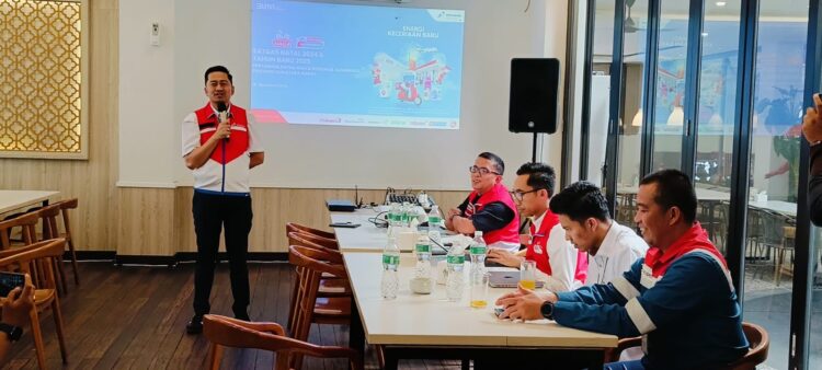 BERIKAN KETERANGAN - Jelang perayaan Nataru, PT Pertamina Patra Niaga Regional Sumbagut memastikan stok BBM dan LPG aman di Sumbar, Senin (16/12). WINDA