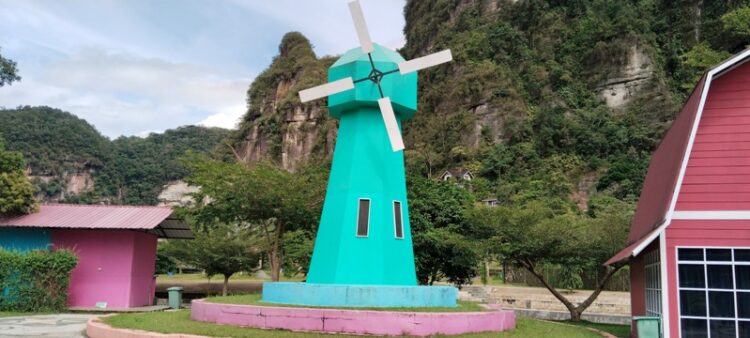 Kincir Angin di Kampung Eropa
