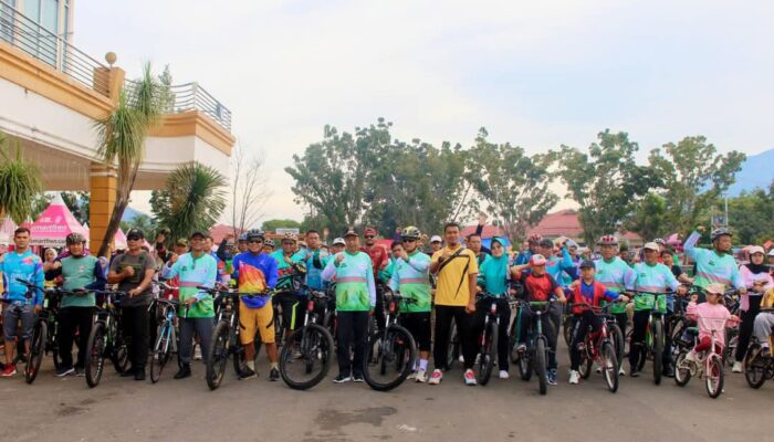 Jelang Hari Jadi Pasbar, Wabup Risnawanto Buka Sepeda Santai dan Senam Bersama