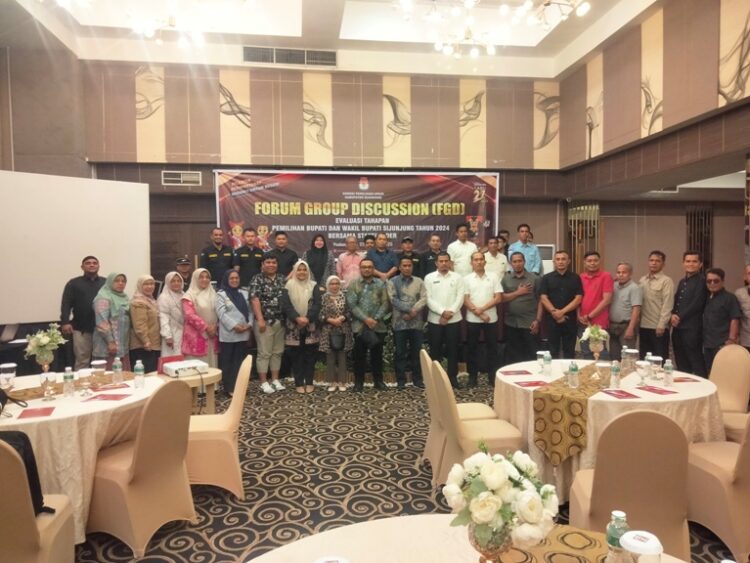 Focus Group Discussion (FGD) Evaluasi Tahapan Pemilihan Bupati dan Wakil Bupati Sijunjung Tahun 2024 , Rabu (22/1) di Hotel Pangeran Beach Padang. IST