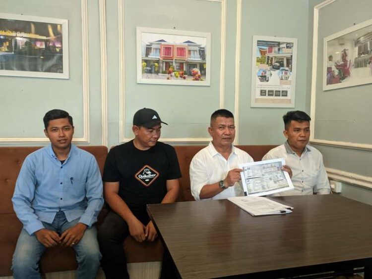 Zulkifli, Kuasa Hukum Benny Efendi, menjelaskan kronologi kasus BPKB ganda, Rabu (22/1). NURFATIMAH