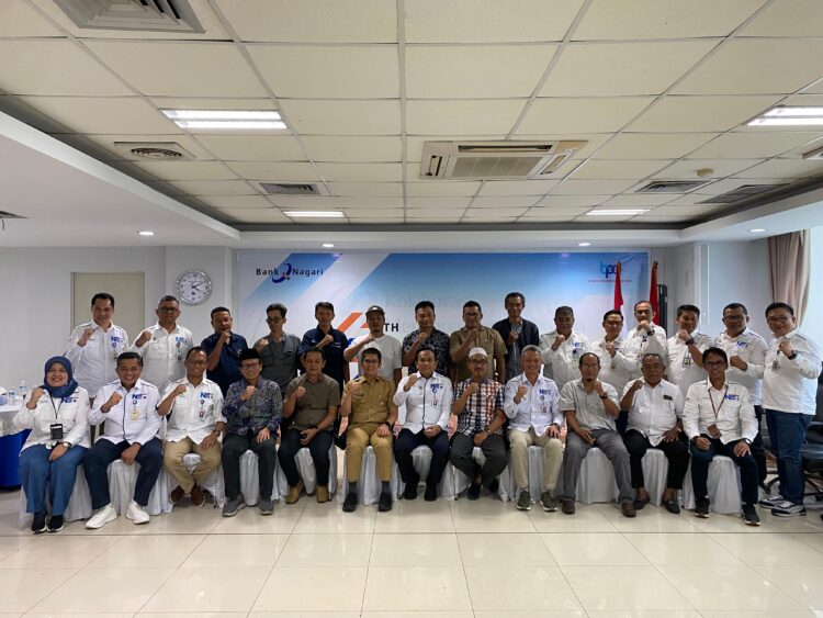 Direktur Utama Bank Nagari Gusti Candra bersama para direksi dan komisaris serta pimpinan media di Kantor Pusat Bank Nagari Jl. Pemuda No.21 Padang, Selasa (21/1). AFRIANITA