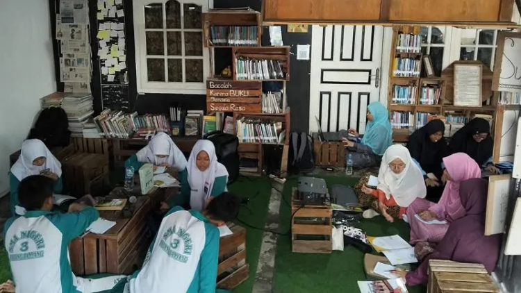 Balai Bahasa Sumbar berkolaborasi dengan Ruang Baca Rimba Bulan menggelar pelatihan penulisan karya berbahasa daerah. IST