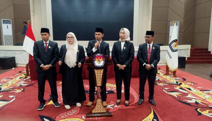 KPU Dharmasraya Tetapkan Pasangan Annisa dan Lely sebagai Bupati dan Wakil Bupati Terpilih