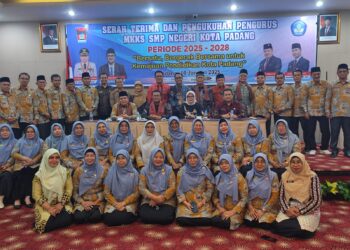 Kadisdikbud Padang Kukuhkan Pengurus MKKS SMP Negeri