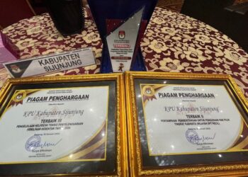 KPU Sijunjung Sabet 2 Penghargaan pada Rapat Konsolidasi Daerah 