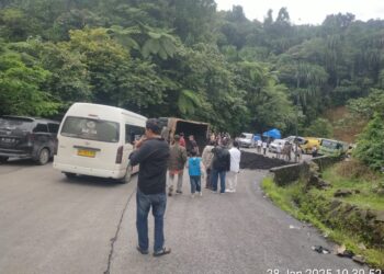 Akibat Truk Batubara Terguling, Sitinjau Lauik Masih Lumpuh Total