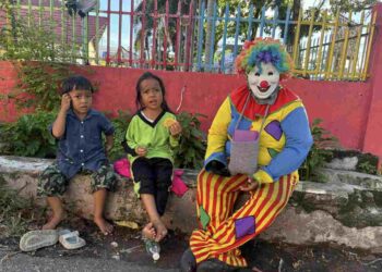 Kisah Ibu Badut Jalanan: Di Balik Topeng, Ada Air Mata dan Harapan