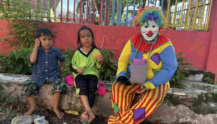 Kisah Ibu Badut Jalanan: Di Balik Topeng, Ada Air Mata dan Harapan