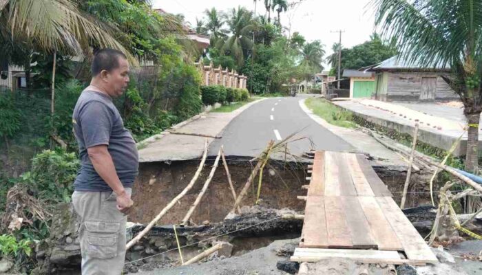 Akibat Curah Hujan Tinggi, Jembatan Kubu Ulakan Tapakis di Padang Pariaman Putus