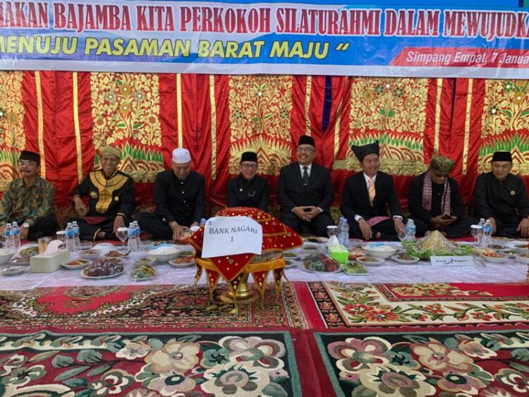 Forkopimda bersiap-siap memulai makan bajamba di Balairung Pusako Anak Nagari. Osniwati