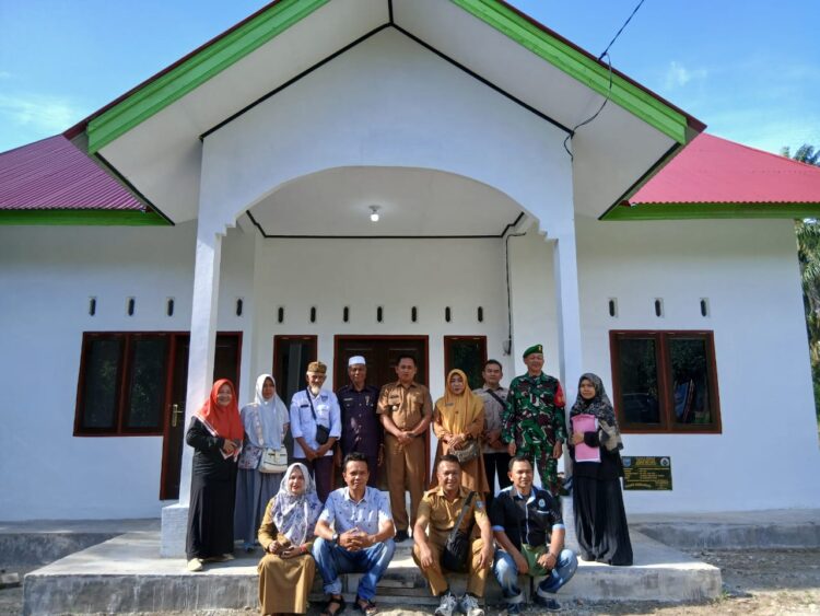 Pj wali nagari bersama pemangku kepentingan foto bersama di depan Polindes. Osniwati