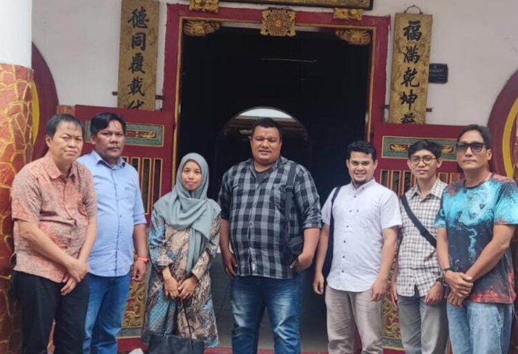Wakil Ketua HTT Padang, Albert Hendra Lukman didampingi Sekretaris HTT Padang, Johnson Salean berfoto bersama tim Haluan yang dipimpin oleh Wakil Pemimpin Redaksi, Isra Hermanto; Manager Digital, Nasrizal; Redaktur, Leni Marlina; Sekretaris Redaksi, Dafit Revalon; dan reporter, Ramadhana, di Gedung HTT, Rabu (22/1).