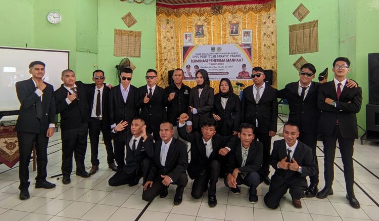 Para penerima manfaat Panti Sosial Bina Netra (PSBN) Tuah Sakato Padang usai acara pelepasan penerima manfaat tahun 2024. IST