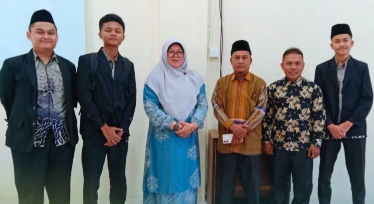 Tiga orang siswa MAN 1 Kota Bukittinggi berhasil meraih juara 1 pada Musabaqah Syarhil Quran (MSQ) tingkat Provinsi Sumbar, Sabtu (4/1). IST