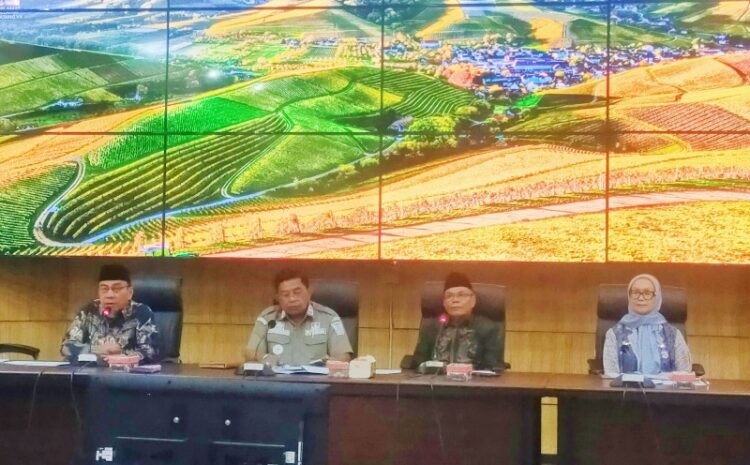 Para pengurus Masjid Nurul Iman menggelar rapat evaluasi tahunan di Balaikota Padang, Kamis (16/1). IST