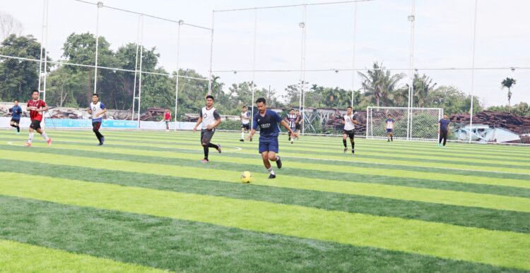Lapangan mini soccer hasil kerja sama operasi PT KAI Divre II Sumbar dengan Relone Arena usai diresmikan oleh Kepala Dispora Sumbar, Maifrizon pada Jumat (17/1) sore. Lapangan tersebut merupakan salah satu aset KAI yang dimanfaatkan melalui bisnis komersialisasi non-angkutan. IST