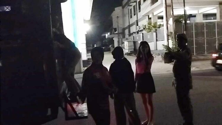 Satuan Polisi Pamong Praja (Satpol PP) Kota Padang menertibkan lima orang remaja putri yang diduga mabuk-mabukan di kawasan Batang Arau, Kamis (2/1).IST