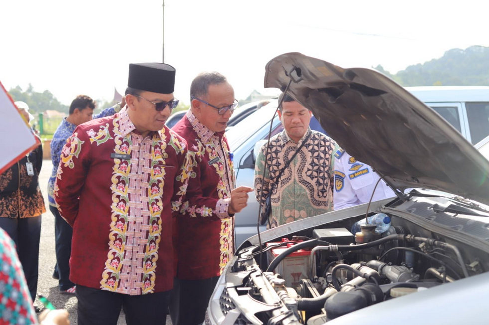 Sebanyak 160 kendaraan dinas roda empat milik Pemko Padang Panjang menjalani pemeriksaan, Kamis (2/1/2025) di Lapangan Bancalaweh.