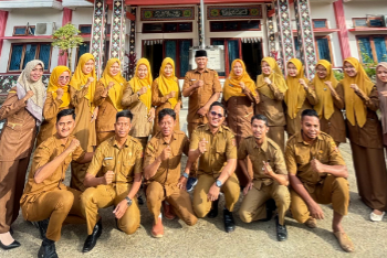 Perangkat Nagari Manggopoh menggelar apel pagi pada Senin (6/1/25) di halaman Kantor Wali Nagari Manggopoh.