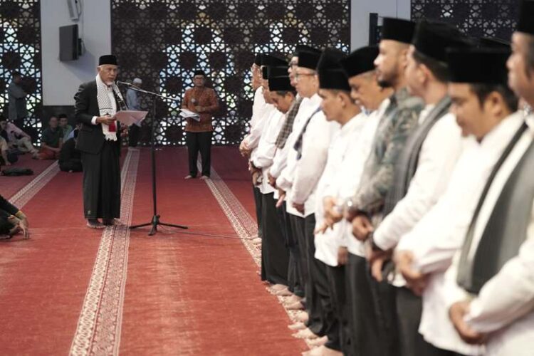 Gubernur Sumbar, Mahyeldi Ansharullah, mengukuhkan pengurus baru Masjid Raya Syech Ahmad Khatib Al Minangkabawi periode 2024-2027, di Padang, Minggu (5/1). IST