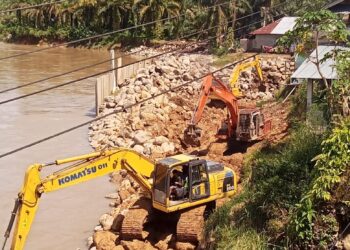 Diduga Tidak Sesuai Spesifikasi, Pembangunan Penahan Tebing Batang Pasaman Tuai Sorotan